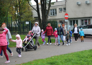 Przedszkolaki z wychowawcami w drodze na przejście dla pieszych